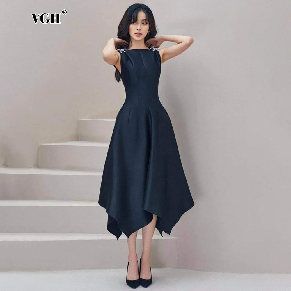 A sophisticated and stylish dress featuring a square collar and a sleeveless design, perfect for an elegant look. The high-waist cut enhances the silhouette, while the slimming fit creates a flattering shape.