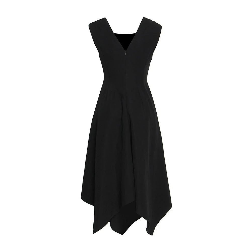 A sophisticated and stylish dress featuring a square collar and a sleeveless design, perfect for an elegant look. The high-waist cut enhances the silhouette, while the slimming fit creates a flattering shape.